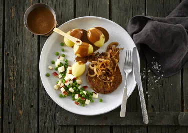Groenteburger met bruine saus en gebakken uien