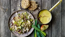 Wok med stegte nudler og torsk