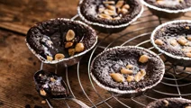 Kladdkakemuffins med mörk rom och salta jordnötter
