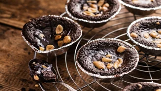 Kladdkakemuffins med mörk rom och salta jordnötter