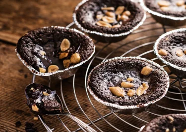 Kladdkakemuffins med mörk rom och salta jordnötter