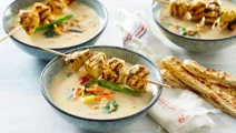 Nem kartoffelsuppe med kyllingespyd og wokgrønt