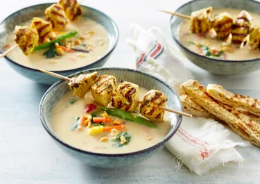Nem kartoffelsuppe med kyllingespyd og wokgrønt