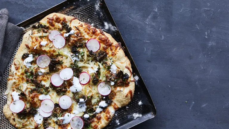 Pizza boerenkool, gezouten radijs en mierikswortelyoghurt