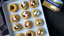 Haselnuss-Kokos-Oster-Cookies mit Schokoladenfüllung