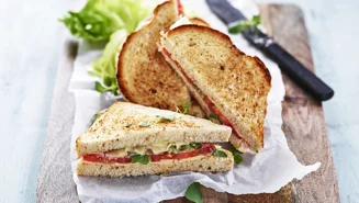 Toast på rotfruktsbröd