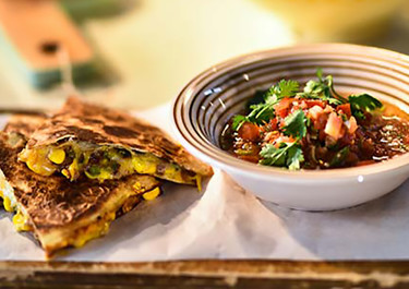 Quesadillas με χοιρινό, πράσινη πιπεριά, καλαμπόκι και τυριά