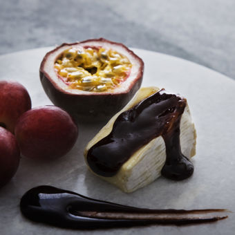 Brie med chokladkolasås och frukt