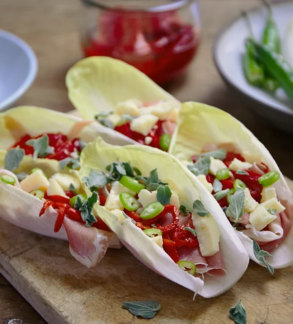 Endives au jambon de Parme, aux poivrons grillés et au fromage Havarti âgé