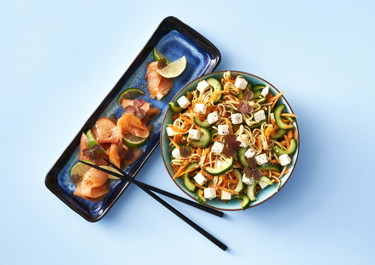 Grov nudelsalat med ost og grønt