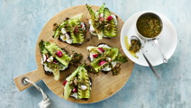 Smørrebrød med flødeost, grillet grønt og brunet smør
