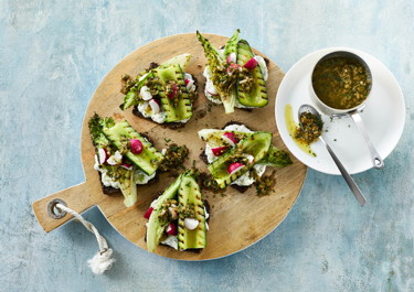 Smørrebrød med flødeost, grillet grønt og brunet smør