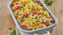 Mac and Cheese aus dem Ofen mit Kirschtomaten und Radicchio