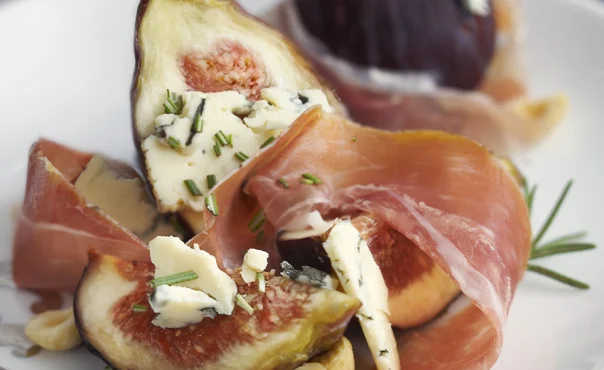 Grillowane figi z serem w Prosciutto