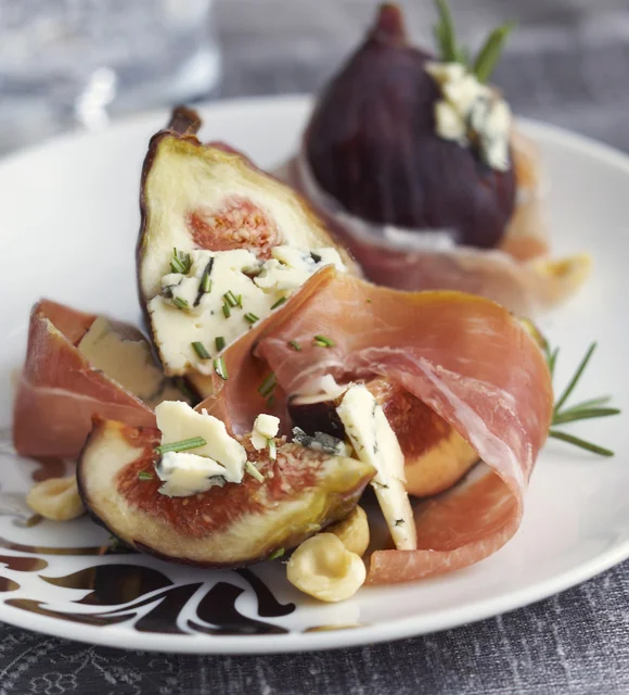 Roulés de prosciutto grillés aux figues farcies de fromage bleu