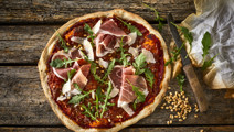 Pizza med skinke og rucola
