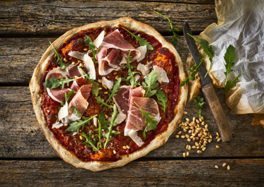 Pizza med skinke og rucola