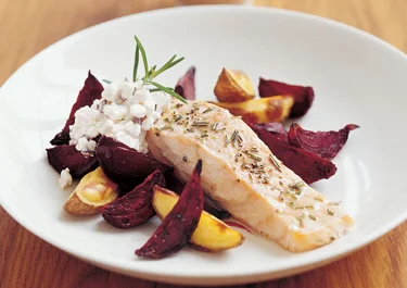 Bakad lax med rödbetor