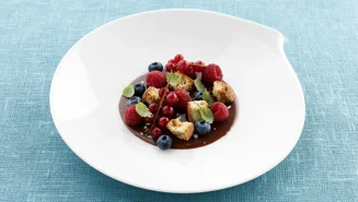 Mjölkchoklad med mandelbiscotti och färska bär