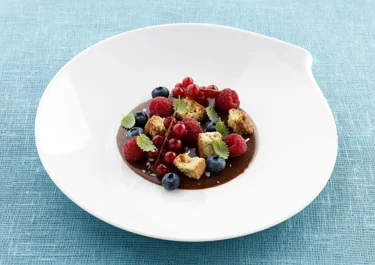 Mjölkchoklad med mandelbiscotti och färska bär