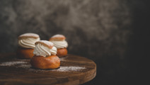 Lactose-free semlor buns with blueberry compote 