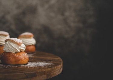 Lactose-free semlor buns with blueberry compote