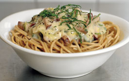 Fullkornspasta med ost- och skinksås