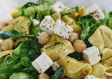 Tortellini con Arla Apetina, brócoli y aguacate
