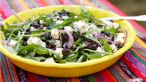 Sallad med svarta bönor och ost