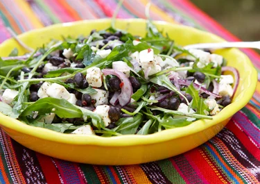 Sallad med svarta bönor och ost