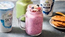 Pink bowl met skyr en rood fruit