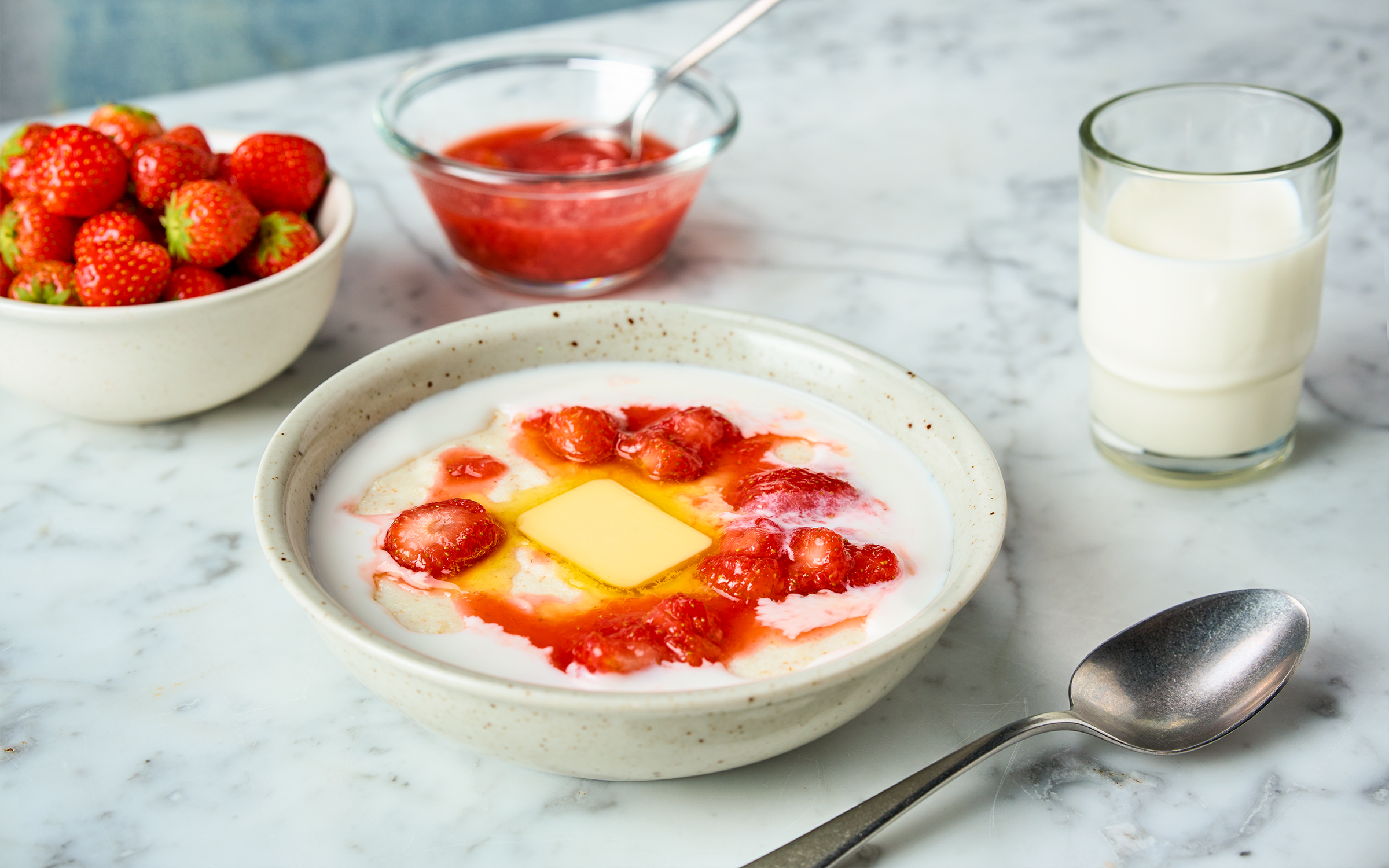 Mannagrynsgröt med rårörda jordgubbar