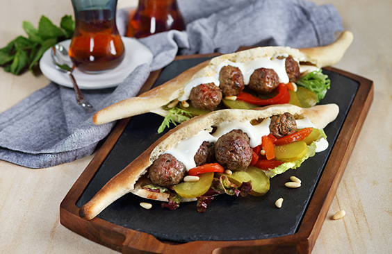 خبز الصمون مع جبنة الكريم، كرات اللحم، الخس، مخلل الخيار والصنوبر