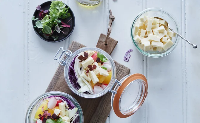 Coarse salad to-go with Mature Cheddar