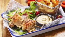 Grillad kyckling med klyftpotatis och chilibearnaise