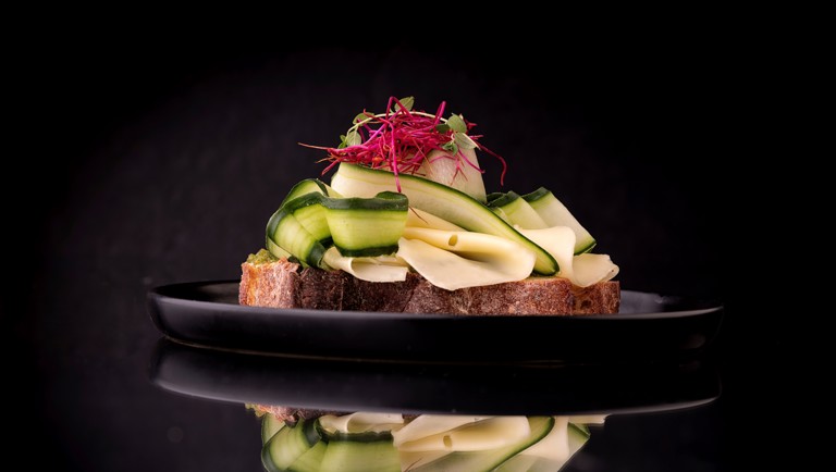 Surdejsbrød med mild ost, pesto og agurk