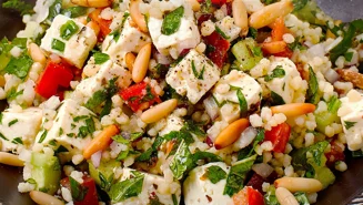 Klasyczna sałatka tabbouleh z kostkami białego sera