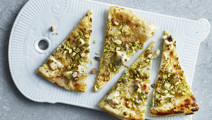 Smördegspizza med chèvre, pistagenötter och citron