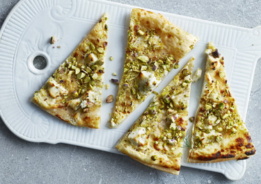 Smördegspizza med chèvre, pistagenötter och citron