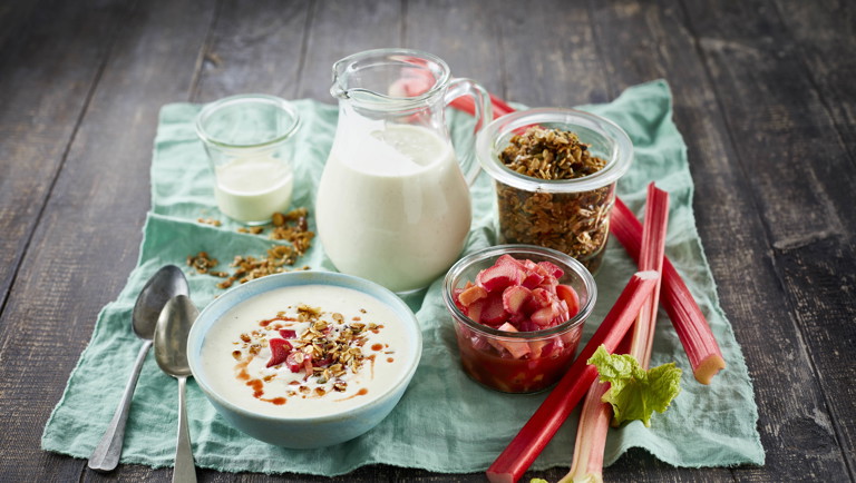 Cremet koldskål med sprødt drys og bagte rabarber