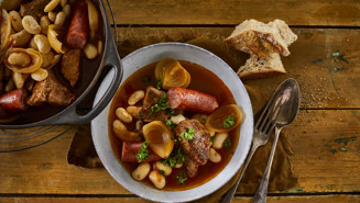 Kalvebov med bønner og kålpølser