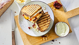 Grilled Cheese Sandwich mit Sauerkraut und Crème Fraîche