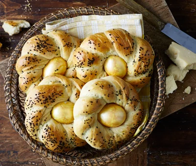 Osterbrot-Körbchen mit Cheddar und Oregano