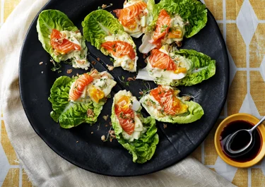 Äggsallad med sashimi på lax