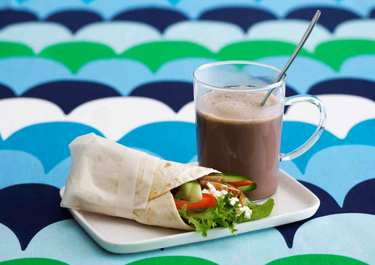 Varm chokladmjölk med kycklingwrap