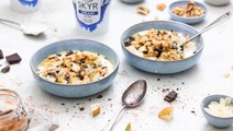 Breakfastbowl met peer, pure chocolade en noten