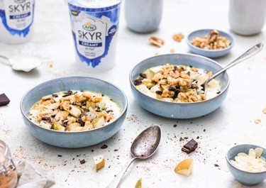 Breakfastbowl met peer, pure chocolade en noten