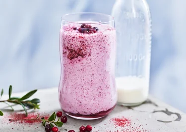 Mjölkdrink med rårörda lingon