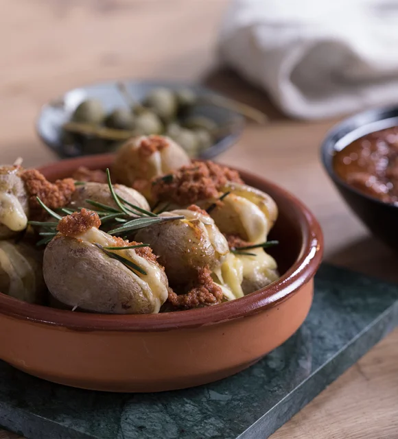 Pommes de terre à la suédoise au cheddar affiné et à la salsa
