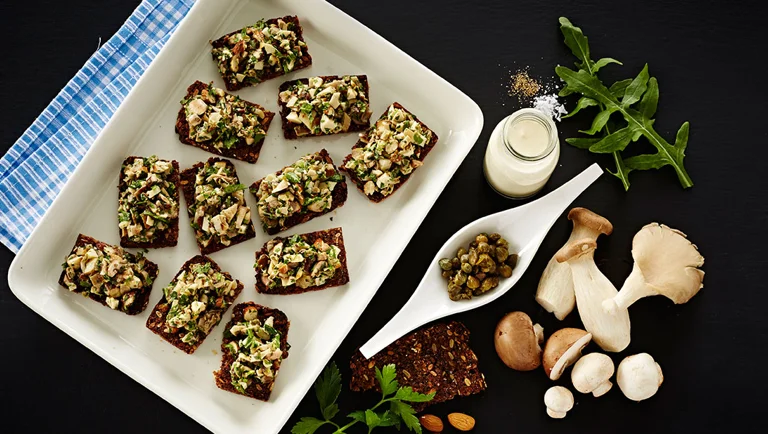 Svampesalat på sprødt brød